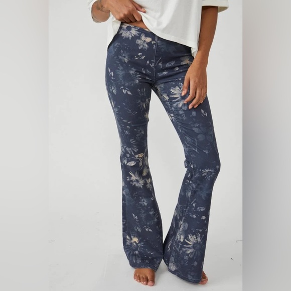 🌟FREE PEOPLE Penny Pull-On Printed Flare Jeans-Navy Combo-Size 27-28-29 - Picture 6 of 15